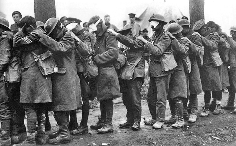 fotografia de tropes angleses després de patir un atac de gas, abril 1918 a http://webs.ono.com/pedabagon/pedro/Historiacontemporanea/temas/granguerra/ejercicios/UntitledFrameset-14.html "il.lustració"